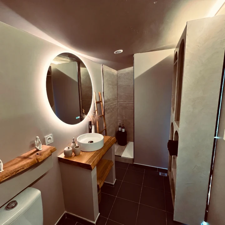 La salle de bain de la suite Helios, sa vasque et son espace douche à Saint-Cyr-sur-Mer.