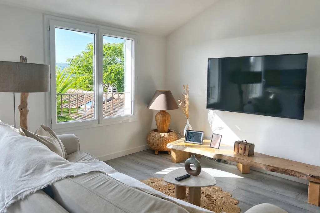 Le séjour de la suite Helios avec son canapé, sa télévision et son coin repas à Saint-Cyr-sur-Mer.