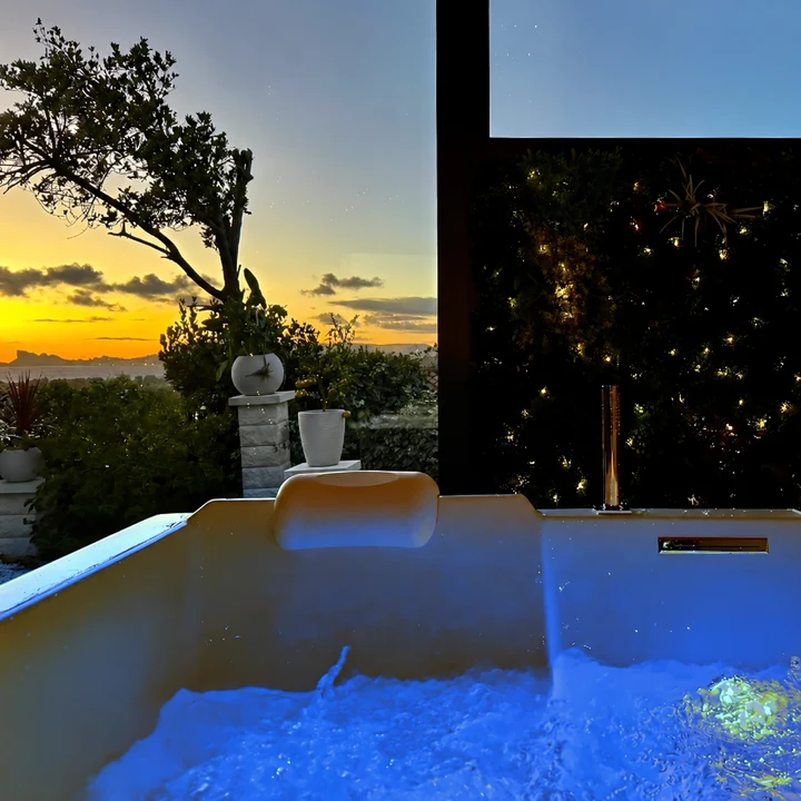 Le bain balnéo privatif de la suite Helios face à la Méditerranée à Saint-Cyr-sur-Mer.