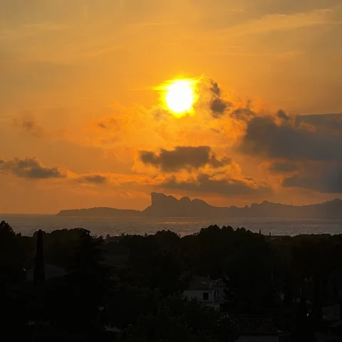 Vue depuis la terrasse d’Hélios au coucher du soleil.