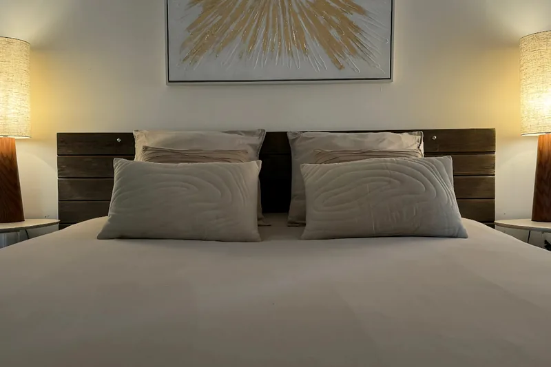 La chambre de la suite Orion, avec son lit et ses matières chaleureuses