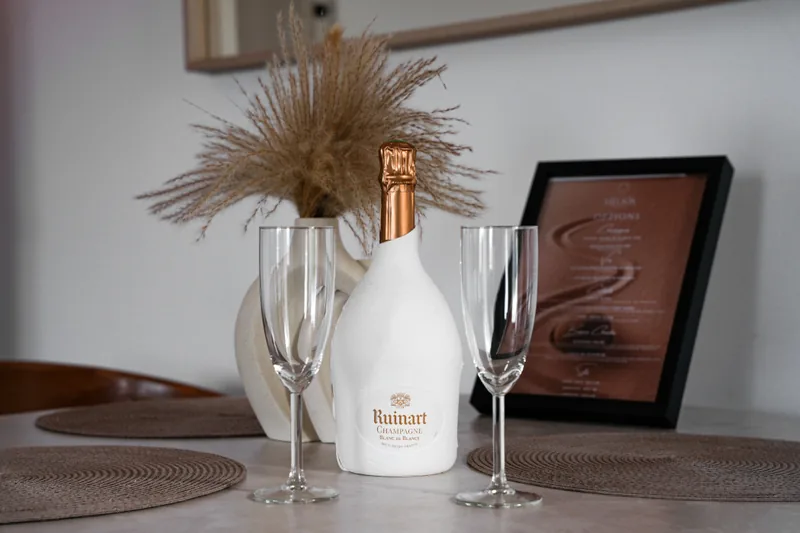 Bouteille de champagne Ruinart et deux flûtes pour un séjour à deux chez Helios à Saint-Cyr-sur-Mer.