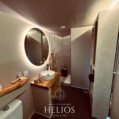 La salle de bain de la suite Helios, sa vasque et son espace douche à Saint-Cyr-sur-Mer.