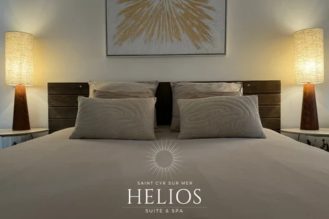 La chambre de la suite Helios et ses matières aux tons chauds à Saint-Cyr-sur-Mer.