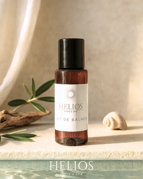 Flacon de lait de balnéo Helios, proposé en option pour profiter du spa privatif.