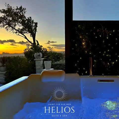 Le bain balnéo privatif de la suite Helios face à la Méditerranée à Saint-Cyr-sur-Mer.